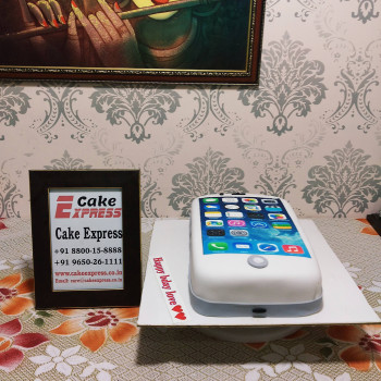 Amazing iPhone Fondant Cake