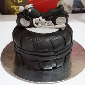 Bike on Tyre Fondant Cake Bike on Tyre Fondant Cake